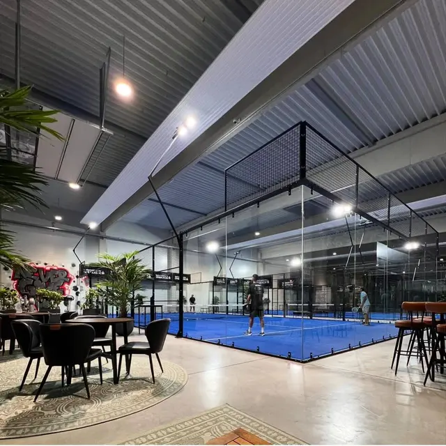 Die Leobener Padel-Halle wird mit Umkleidekabinen, Gastronomie, einem Sportshop, Automatenversorgung sowie einem betreuten Empfangsbereich ausgestattet. (Im Bild: die Padel-Halle in Wildon) | Foto: Benjamin Koglbauer