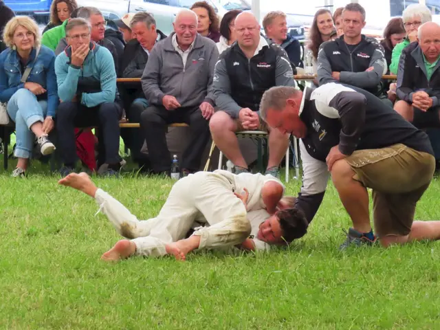 Das Publikum verfolgte die Wettkämpfe aus unmittelbarer Nähe. | Foto: Salzburger Rangglerverband.