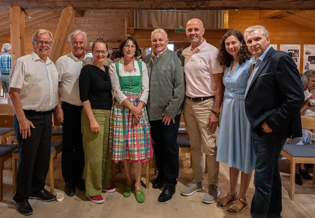 : V. l.: Herbert Zlöbl (Laudatio auf Katharina Zlöbl), Bürgermeister i.R. Peter Nindl (Neukirchen), Martina Berthold (Landtagsabgeordnete und Klubobfrau der Grünen Salzburg), Bürgermeister Andreas Schweinberger (Neukirchen), Bürgermeister Hannes Enzinger (Bramberg), Sarah Vötter und Christian Vötter. | Foto: Fabian Breuer