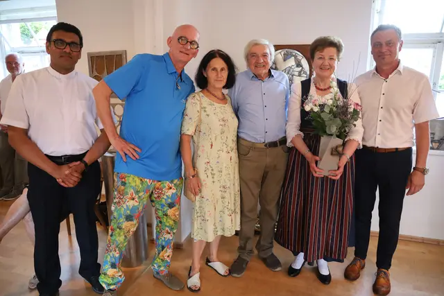 Eine Gruppe Menschen hat sich für ein Foto positioniert.
