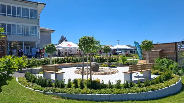 Der Generationengarten vor dem Altenheim wurde fertiggestellt. Er ist öffentlich nutzbar.  | Foto: Kellermann