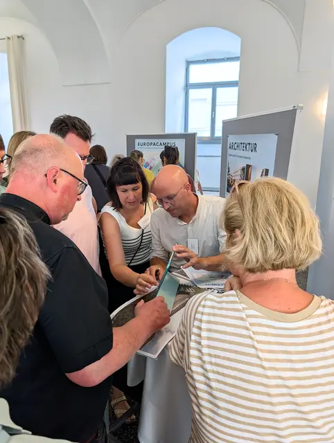 Menschen mit Unterlagen