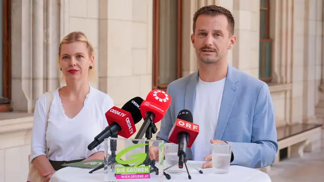 Frauensprecherin Julia Malle mit Grüne-Wien-Parteichef Peter Kraus. | Foto: Andreas Pölzl/MeinBezirk