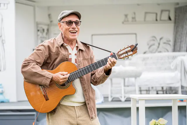 Mit der neuen Produktion „Nein zum Geld!“ tourt das Salzburger Straßentheater ab 9. Juli 2026 wieder durch Stadt und Land Salzburg und bietet Theatergenuss unter freiem Himmel.  | Foto: SKV / ebihara photography