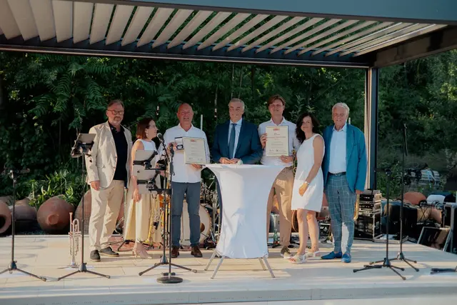 Bezirksstellenausschussmitglied Reinhard Indraczek, FiW-Bezirksvorsitzende Bettina Heinzl, Georg Leeb wurde Ehrenmedaille der WKNÖ überreicht, WKNÖ-Vizepräsident Christian Moser, Sebastian Leeb, Alexandra Leeb, Bezirksstellenobmann Alfred Babinsky | Foto: Florian Wais
