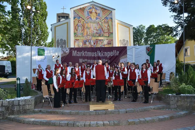 Die Musikerinnen und Musiker beim Sommernachtskonzert am Marktplatz