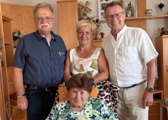 Die Gemeindevertreter gratulierten der Jubilarin.  | Foto: Gemeinde