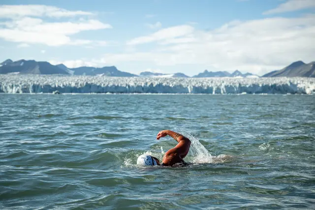 Wo sonst nur Eisbären schwimmen - Begleitet von Skippern, einem Team aus Ärzten, Psychologen und Coaches wagte Markus Fleck 1200 Meter durch arktische Gewässer. | Foto: Jack Griesbeck 
