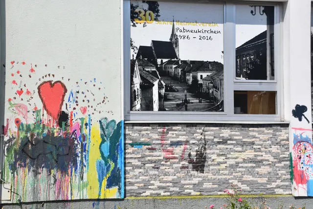 Nach knapp 60 Jahren hat das Gemeindehaus in Pabneukirchen mit Gemeindeamt, Polizeistation, Wohnungen, Heimatstube, Büro für Wassergenossenschaft und mit einem Frisiersalon (ehemals Postamt) ausgedient.  | Foto: Zinterhof