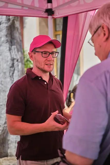 NEOS-Stadtrat Clemens Ableidinger im Gespräch. | Foto: NEOS