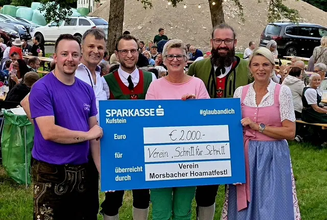 Der Verein Morsbacher Hoamatfestl und die Bundesmusikkapelle Unterlangkampfen übergeben einen Spendenscheck an den Verein „Schritt für Schritt“. (Bild v.l.n.r.: Johannes Wagner (Obmann Morsbacher Hoamatfestl), Josef Wagner (Obmann-Stv. Morsbacher Hoamatfestl), Markus Ehrenstrasser (Kapellmeister BMK Unterlangkampfen), Susanne Schöllenberger (Obfrau Schritt für Schritt), Michael Radinger (Obmann BMK Unterlangkampfen), Gisela Göstl (Morsbacher Hoamatfestl). | Foto: Verein Morsbacher Hoamatfestl, Valentina Kurtovic