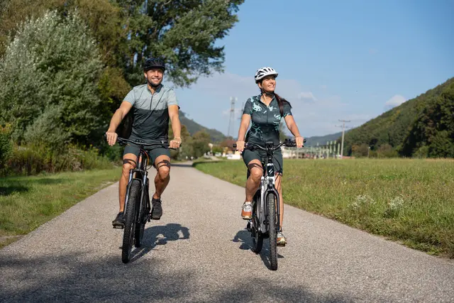 Die beiden radeln aufmerksam mit Mountainbikes durch Neustift und suchen nach neuen Hinweisen für den Escape Trail. | Foto: Tourismusverband Donau Oberösterreich/infilmity
