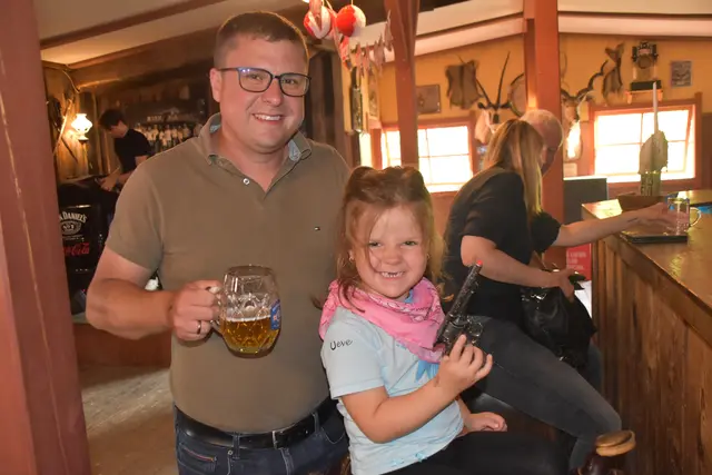 Bernd Kager und "Young Cowgirl" Olivia hatten Spaß im Saloon. | Foto: MeinBezirk/Michael Strini