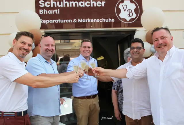 Zum Jubiläum wurde gemeinsam angestoßen. | Foto: Heinz Zwazl