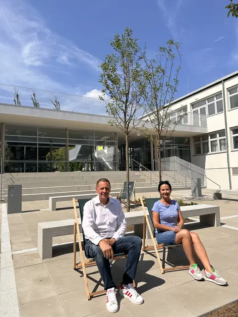 Bezirksvorsteher Thomas Steinhart und seine Stellvertreterin Ramona Miletic (beide SPÖ) vor dem sanierten Bildungsstandort.   | Foto: BV 11