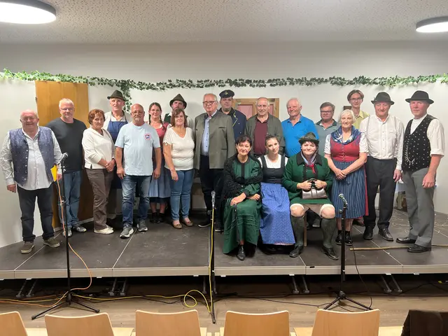 von links: Karl Christandl Thea., Michi Buchgraber-Schriebl Thea., Gabi Liebmann ÖKB, Gabriel Schmid Thea.&amp; ÖKB, Alfred Schaffer ÖKB, Marlene Schmid Thea., Gabriele Köstenbauer ÖKB, Stefan Jahrer Thea., Johann Schmid ÖKB, Andreas Jahrer Thea., Anton Schratter ÖKB, Johann Schriebl ÖKB
Gerhard Liebmann ÖKB, Herta Schratter Thea., Arsenii Koronsky Thea., Karl Liebmann Thea., Franz Greinix Thea.
vorne sitzend: Lilli Reisenhofer, Ella Gößler, Andrea Wipfler alle Theater
