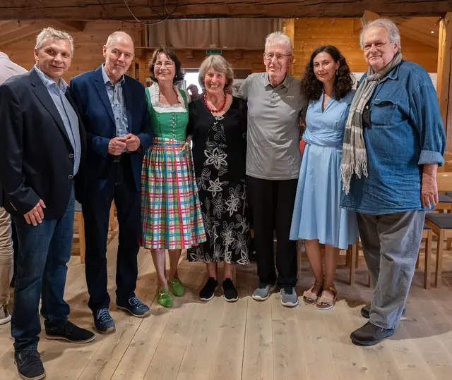 V.l.: Christian Vötter, Moderator Wolfgang Bauer, Susanna Vötter Dankl, Margot Salchegger, Sepp Salchegger, Sarah Vötter und Prof. Alfred Winter. | Foto: Fabian Breuer