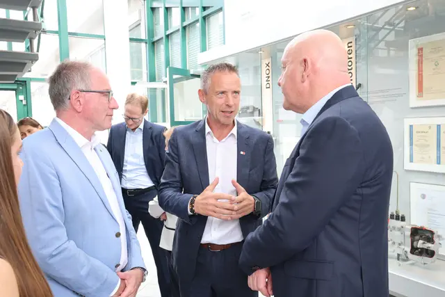 Auch AK-Präsident Peter Eder informierte sich über die neue Infrastruktur von Bosch in Hallein. | Foto: Bosch/Neumayr