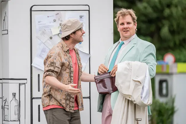 Mit der neuen Produktion „Nein zum Geld!“ tourt das Salzburger Straßentheater ab 9. Juli 2026 wieder durch Stadt und Land Salzburg und bietet Theatergenuss unter freiem Himmel.  | Foto: SKV / ebihara photography