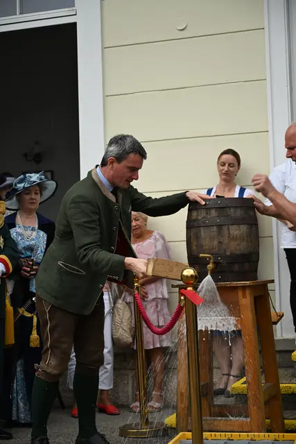 Ehrengast Valentin Habsburg-Lothringen beim Bieranstich. | Foto: David Hacker