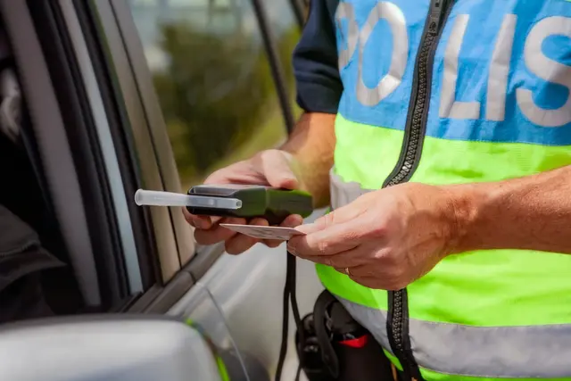 Während der Alkomattest laut Polizei negativ verlief, habe eine amtsärztliche Untersuchung eine Beeinträchtigung durch Suchtgift und Medikamente bestätigt. (Symbolfoto) | Foto: stock.adobe.com/at/Mikael Damkier 
