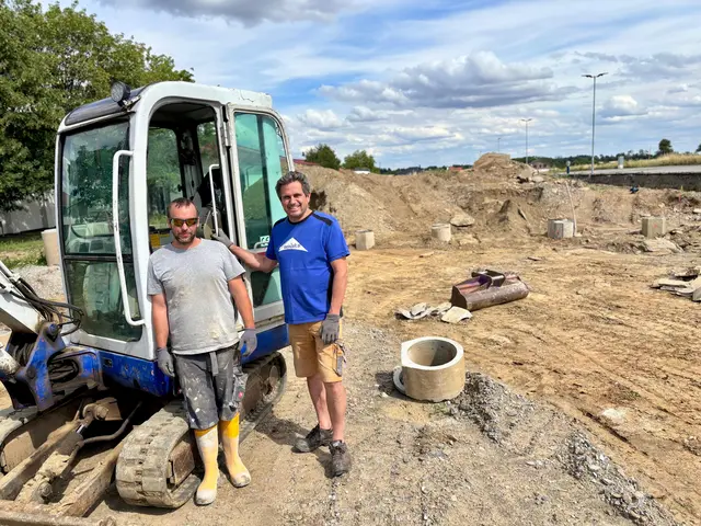 Bürgermeister Andreas Nendwich mit Bauhof-Mitarbeiter Arnold Hauer auf der "Fun Court-Baustelle". | Foto: Markus Kahrer