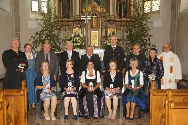 Die Rubin-Hochzeit für 40 Ehejahre feierten Bernadette und Wolfgang Wahlmüller, Rosemarie und Fritz Franzmeier, Martina und Alois Hattinger, Maria und Leopold Dieplinger und Judith und Alfred Baumgartner.
Mit Goldhaubenobfrau Birgit Lindinger, Goldhaubenobfrau-Stellv. Nicole Baumgartner und Sieglinde Eisenhuber und Pfarrer Mag. Josef Etzlstorfer
 | Foto: Klaus Herrmüller