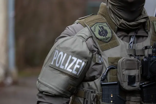 Der 30-Jährige soll sich mit zwei Gästen gestritten und diese mit der Waffe bedroht haben. (Archiv- und Symbolfoto) | Foto: Polizei