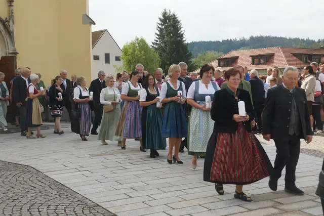 Feierlicher Auszug aus der Pfarrkirche | Foto: Klaus Herrmüller