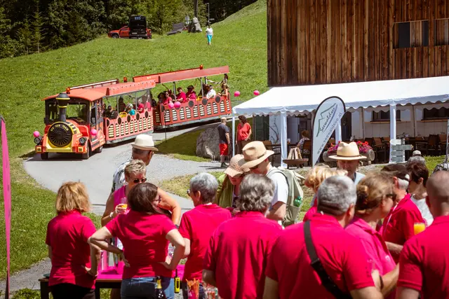 Gemeinsam mit ihren Gästen feierten die Familie Greber und das NKG-Team das 80-jährige Firmenjubiläum | Foto: privat