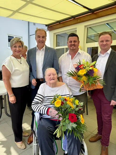 Landesrat Leonhard Schneemann und Bürgermeisterin Claudia Schlager gratulierten Anna Sommerer zum 100. Geburtstag. | Foto: Büro LR Schneemann