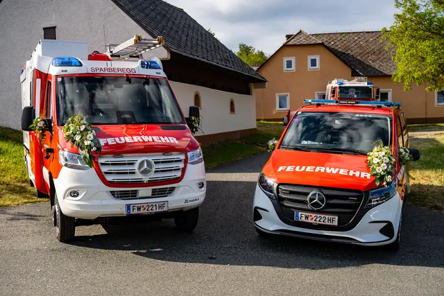 Im Rahmen des Gottesdienstes findet die Fahrzeugsegnung von zwei Dienstfahrzeugen statt. | Foto: Flotoanker Photography