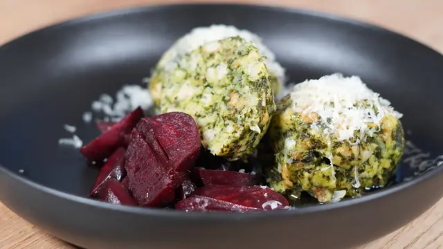 Bärlauchknödel mit Roter Rübe | Foto: Jörg Graf/HausmannKocht