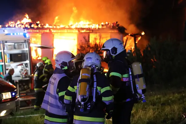 Mehrere Feuerwehren standen in der Nacht auf Montag bei einem Brand in St. Marein-Feistritz im Einsatz.  | Foto: Thomas Zeiler