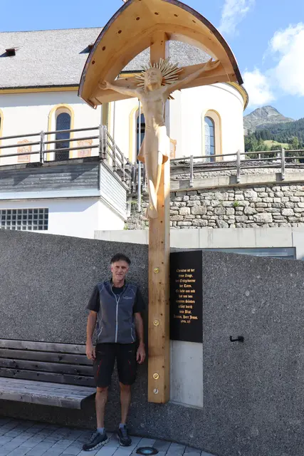 Stefan Juen vor "seinem" Werk am Friedhof in Kappl. | Foto: Thomas Seelos