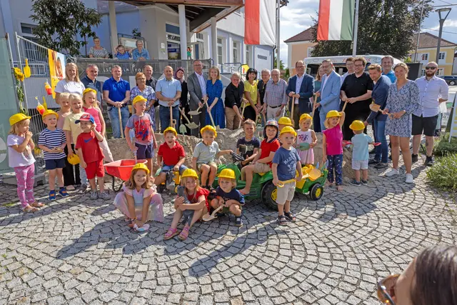 Auch die Kinder durften beim Spatenstich mit anpacken. | Foto: Land OÖ/Andreas Krenn