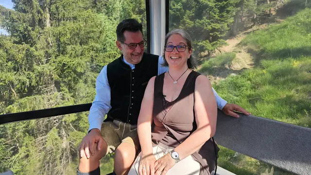Foto: Christian Fasser: Bioladen Inhaberin Vanessa Bitschnau gibt in der Fernsehgondel vom Muttersberg Einblick in ihre Lebensmittelphilosophie und stellt sich den kritischen Fragen von Andreas Seeburger.