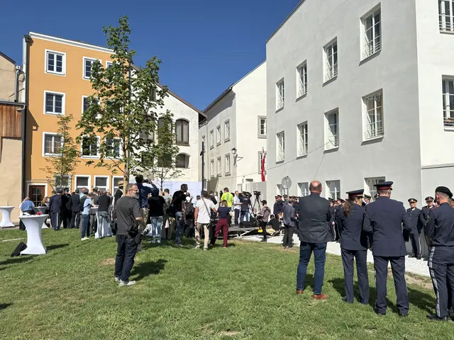 Zahlreiche Medienvertreter, Politiker und Anrainer verfolgten die feierliche Eröffnung des Polizeizentrums. | Foto: MeinBezirk/Anja Kern