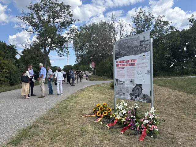 Die Gedenktafel erinnert an einen jungen Mann, der auf dem Weg in die Freiheit sein Leben verlor. | Foto: Dorottya Fejes/MeinBezirk