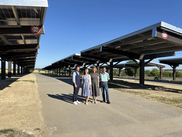 Christoph Mayer, Veronika Plöckinger-Walenta, Angela Baumgartner und Karl Waglechner vor der "hauseigenen" PV-Anlage.  | Foto: Museumsdorf