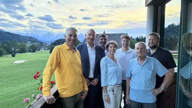 
Thomas Eules, Christian Dörfel, Bgm. Johann Feßl, Brigitta Eules, Dominik Feßl, Hermann, Herbert Mayr (Hotel &amp; Restaurant Sperlhof, Aufsichtsratsvorsitzender 360Grad Alpenland) (von links) | Foto: Brigitta Eules