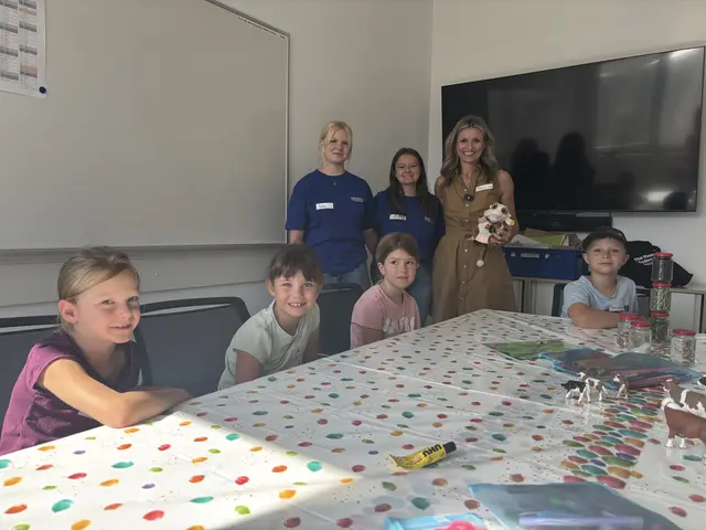Die Kinder hörten aufmerksam zu, als Maria Fanninger (2. von rechts) über das Thema „Milch" sprach. | Foto: Emanuel Hasenauer