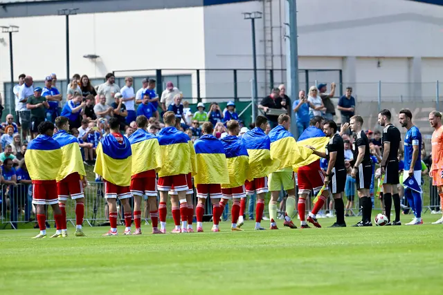 Beklemmend: Die Spieler des ukrainischen Erstligisten kam mit den Fahnen ihres Heimatlandes.