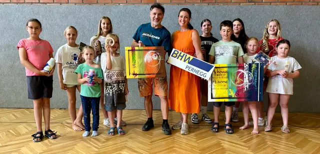 Elf Kinder nahmen am Ferienprogramm in Pernegg teil. Künstler Helmut Lisy und Vizebürgermeisterin Cornelia Weiß freute das sehr. | Foto: Markus Kahrer