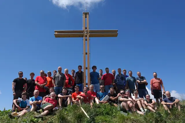 Seit dem 12. Juli 2026 steht am Kugelhorn das neue Gipfelkreuz aus Lärchenholz. | Foto: Christoph Haller
