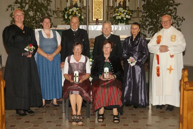 Die Diamantene Hochzeit (60 Jahre) feierten 
v.l.n.r: Maria und Johann Bechersdorfer sowie Maria und Friedrich Schultes
hinten: Goldhaubenobfrau Birgit Lindinger, Goldhaubenobfrau-Stellv. Nicole Baumgartner und Sieglinde Eisenhuber und Pfarrer Mag. Josef Etzlstorfer 

 | Foto: Klaus Herrmüller