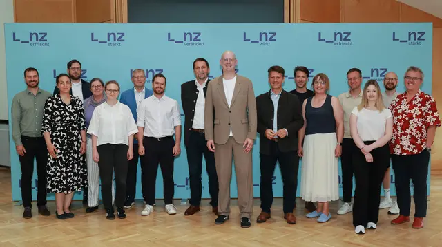 Wirtschaftsstadtrat Thomas Gegenhuber (SPÖ)(8.v.r.) empfing gemeinsam mit Vertreter:innen der städtischen Abteilung „Wirtschaft und Innovation“ Expert:innen aus Regensburg und Hagenberg. | Foto: Stadt Linz/Dworschak