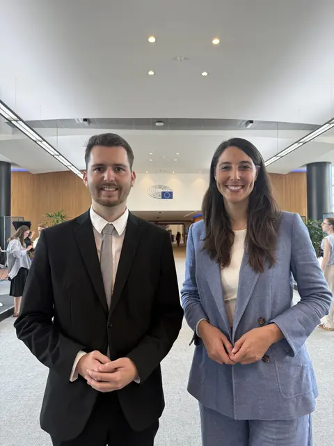 Jakob Loizenbauer unterstützte Sophia Kircher in Brüssel. | Foto: Patricia Falch