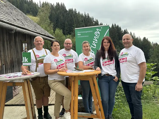Julia Flicker (2. v. r.) mit einer Abordnung der Weizer Landwirtschaftskammer: Kammersekretär Johann Rath, Andrea Windhaber vom Referat Bäuerinnen, Landjugend und Konsumenten, Kammerobmann-Stv. Rupert Hütter, Doris Schröck aus dem Bäuerinnen-Beirat und Kammerobmann Josef Wumbauer (v. l.)  | Foto: MeinBezirk/Markus Kopcsandi 