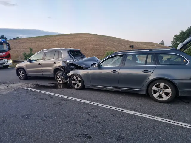 Die PKWs waren inneinander verkeilt. | Foto: FF Waidhofen/Thaya